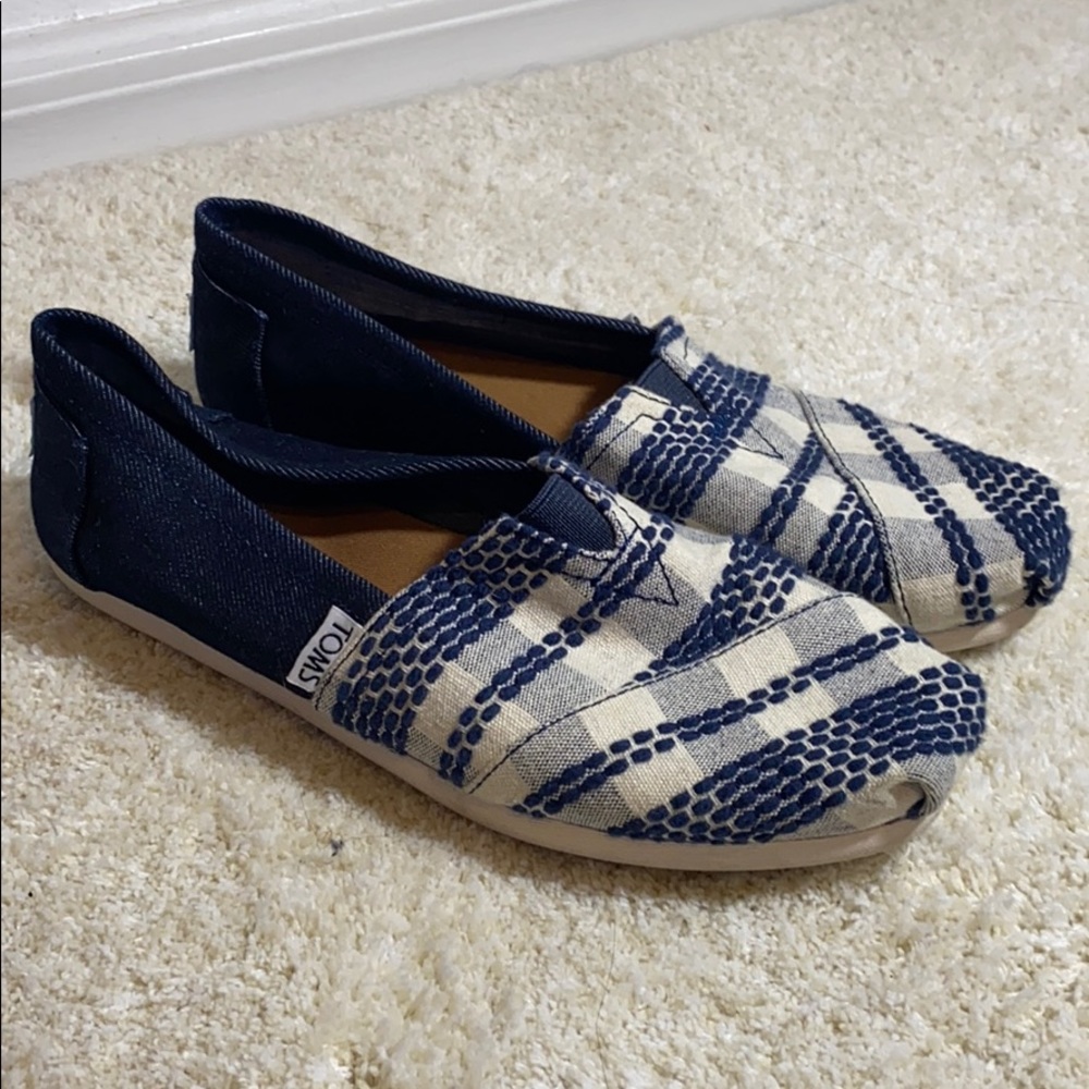 Toms pair of shoes size 6